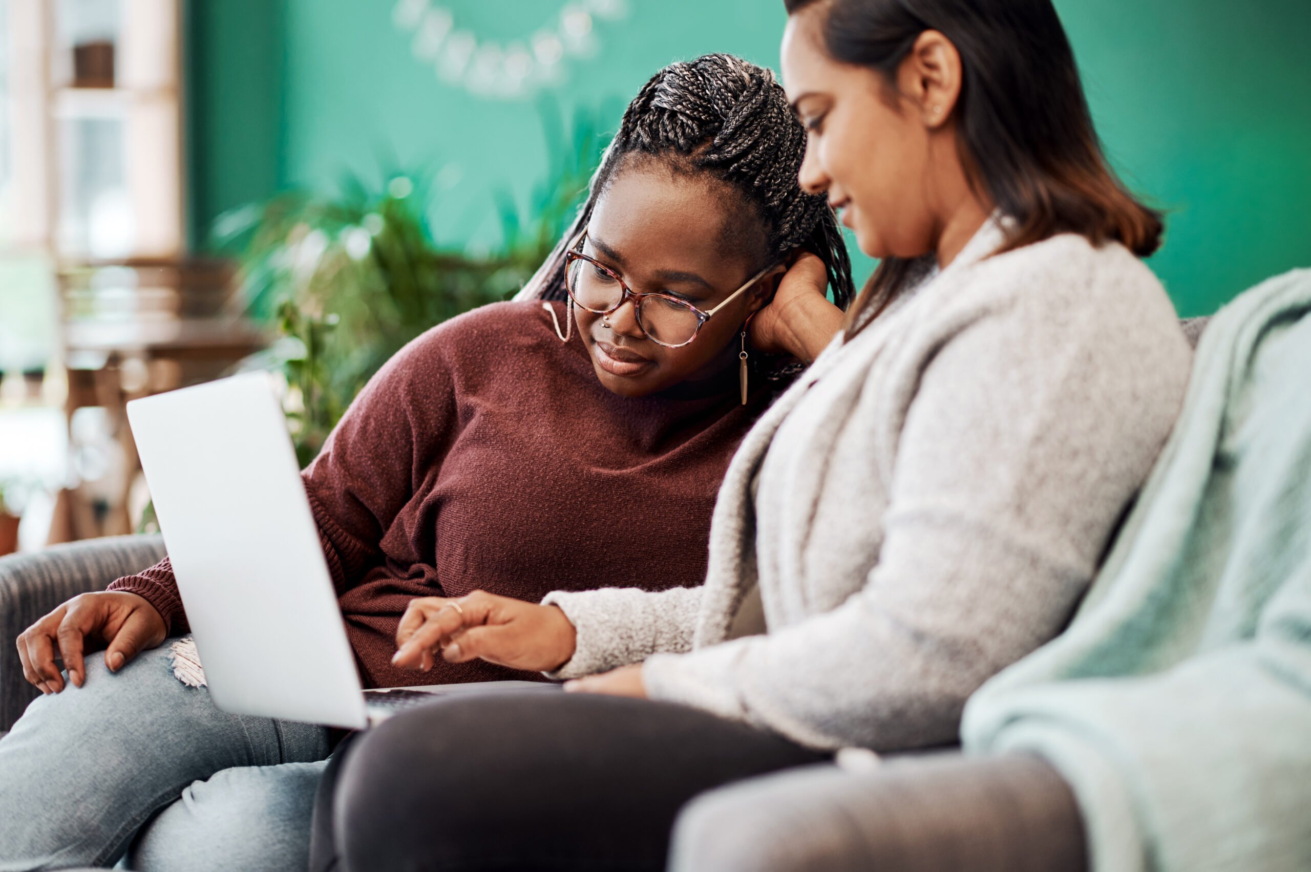 two Crossover Health members on computer together on a couch
